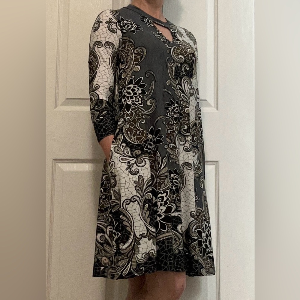 Black and White Floral Dress - Picture 2 of 6